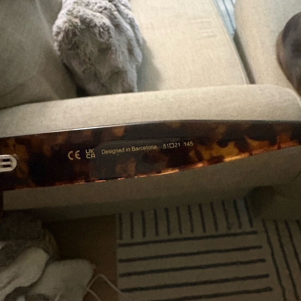 Tortoise Shell Rectangular Sunglasses - Picture 6 of 6